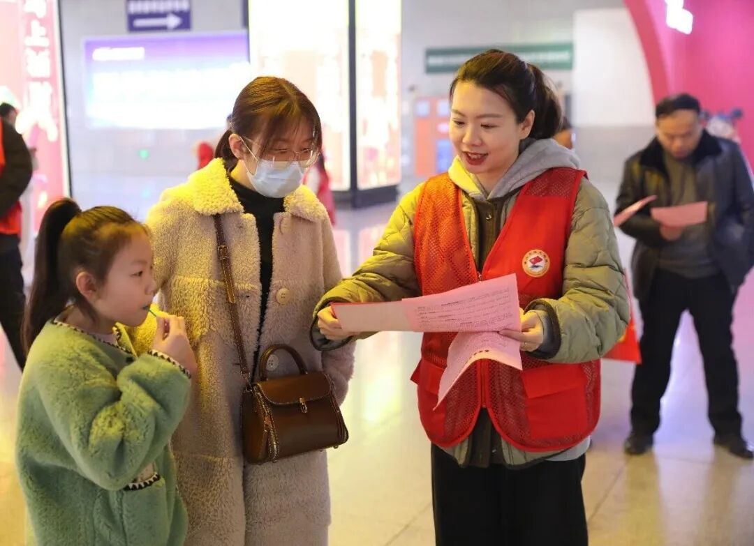 暖冬春运 先锋护航